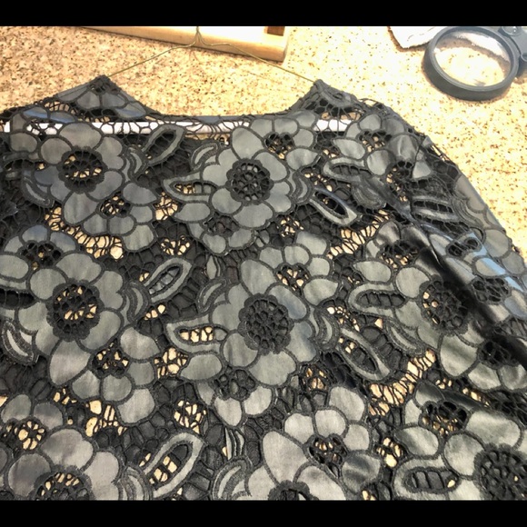 Stunning like new black floral appliqué top size large - Picture 9 of 10